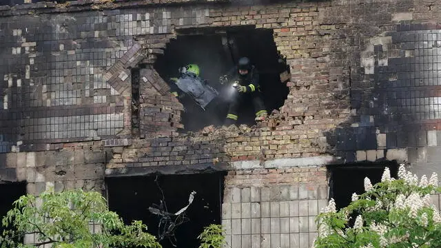 epa12079564 Ukrainian rescuers working at the site where a drone hit a five-storey residential building in Kyiv, Ukraine, 07 May 2025, amid the ongoing Russian invasion. At least two people were killed and seven injured, including four children, in overnight strikes on multiple residential areas, according to the State Emergency Service. Russia launched a large-scale attack using at least four ballistic missiles and 142 drones across Ukraine. EPA/SERGEY DOLZHENKO