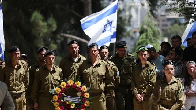 epa12057790 Israeli soldiers attend the funeral of late comrade Ido Voloch, in Mount Herzl military cemetery in Jerusalem, 27 April 2025. According to Israel's military spokesperson, 850 Israeli soldiers have been killed since the 07 October 2023 Hamas-led attack on Israel and the following ground military offensive that was lunched by Israel on the Gaza Strip. EPA/ABIR SULTAN
