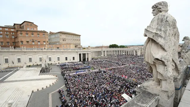 epa12090392 A general view of of St. Peter's Square prior to Pope Leo XIV's Regina Caeli prayer, in Vatican City, 11 May 2025. EPA/ETTORE FERRARI
