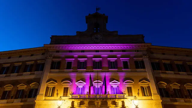 La Camera dei deputati aderisce alla Giornata mondiale della Fibromialgia prevista per domani, 12 maggio. Pertanto, la facciata di Montecitorio verrà illuminata dal colore viola, colore simbolo dell'iniziativa, dalle 19 di domani all'una del 13 maggio. ANSA/UFFICIO STAMPA CAMERA DEI DEPUTATI +++ ANSA PROVIDES ACCESS TO THIS HANDOUT PHOTO TO BE USED SOLELY TO ILLUSTRATE NEWS REPORTING OR COMMENTARY ON THE FACTS OR EVENTS DEPICTED IN THIS IMAGE; NO ARCHIVING; NO LICENSING +++ NPK +++