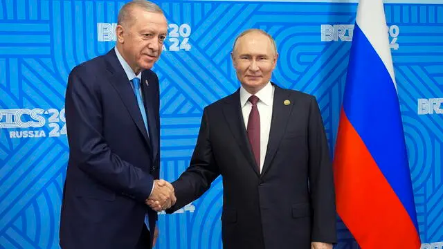 epa11677626 Russian President Vladimir Putin (R) welcomes Turkish President Recep Tayyip Erdogan before their meeting on the sidelines of the BRICS summit in Kazan, Russia, 23 October 2024. The BRICS summit takes place from 22 to 24 October. EPA/ALEXANDER ZEMLIANICHENKO / POOL