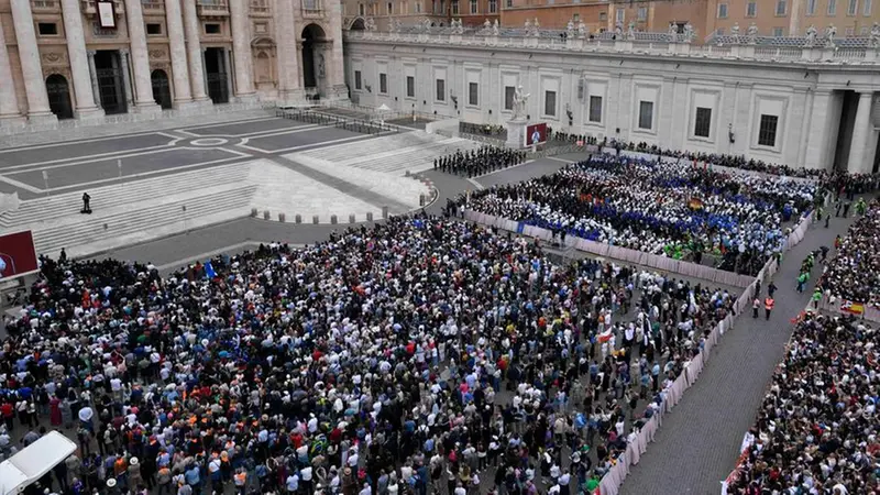 I fedeli in piazza San Pietro - Foto Ansa © www.giornaledibrescia.it