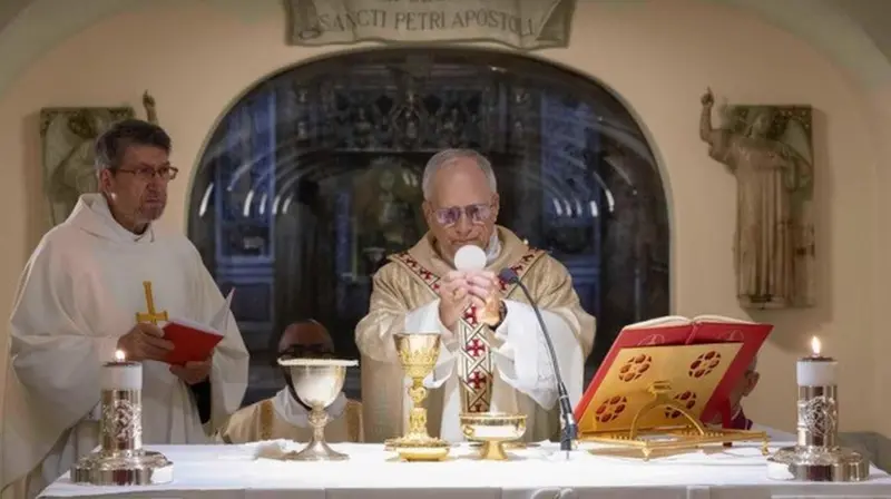 Il Papa celebra messa sulla tomba di San Pietro - Foto Ansa © www.giornaledibrescia.it