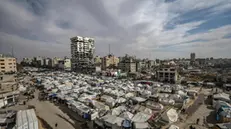 epa12067642 A camp for internally displaced Palestinians in the Al Remal neighbourhood, Gaza City, 01 May 2025. More than 52,400 Palestinians have been killed in the Gaza Strip, according to the Palestinian Ministry of Health, since Israel launched a military campaign in the strip in response to a cross-border attack led by the Palestinian militant group Hamas on 07 October 2023, in which about 1,200 Israelis were killed and more than 250 taken hostage. EPA/MOHAMMED SABER