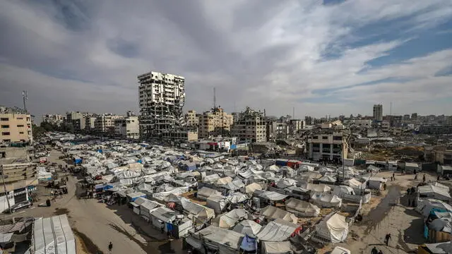 epa12067642 A camp for internally displaced Palestinians in the Al Remal neighbourhood, Gaza City, 01 May 2025. More than 52,400 Palestinians have been killed in the Gaza Strip, according to the Palestinian Ministry of Health, since Israel launched a military campaign in the strip in response to a cross-border attack led by the Palestinian militant group Hamas on 07 October 2023, in which about 1,200 Israelis were killed and more than 250 taken hostage. EPA/MOHAMMED SABER