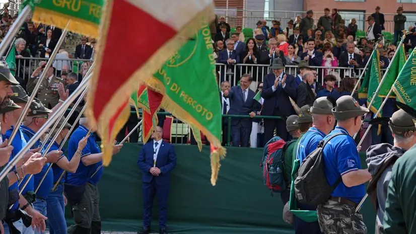 La sfilata a Biella: presente anche il presidente del Senato La Russa - Foto Ansa © www.giornaledibrescia.it