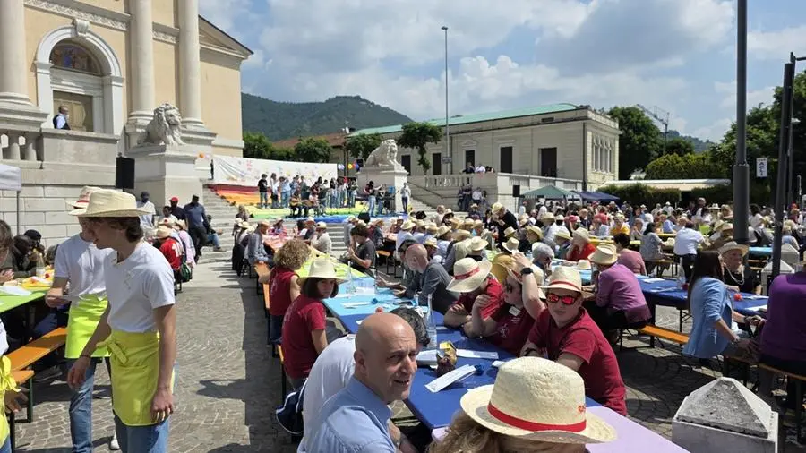 La «Tavolata senza muri» a Gussago