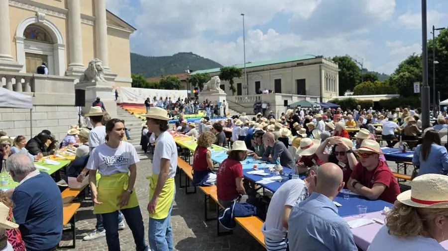 La «Tavolata senza muri» a Gussago
