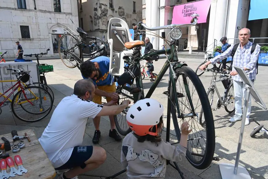«Blu in bici», con la due ruote in centro a Brescia