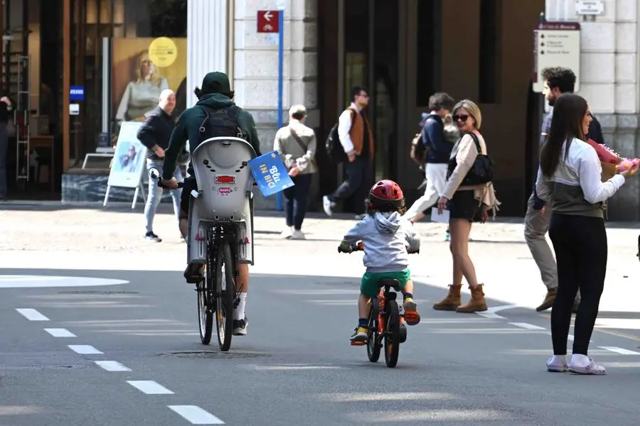 «Blu in bici», il passaggio in piazza Vittoria