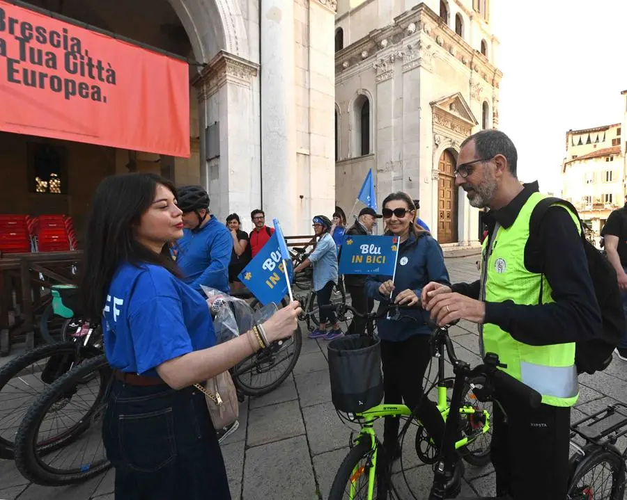 «Blu in bici», il passaggio in piazza Vittoria