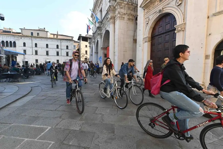 «Blu in bici», il passaggio in piazza Vittoria