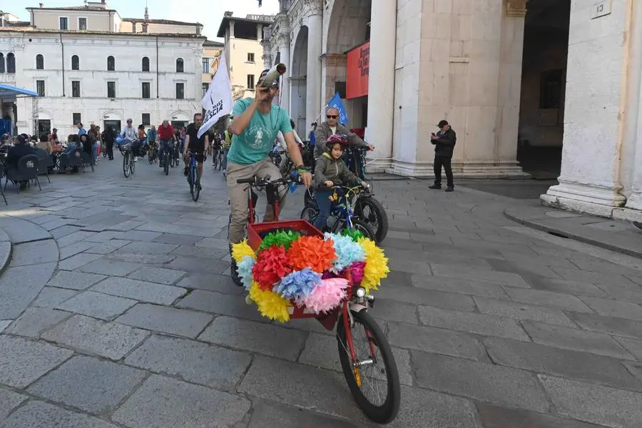 «Blu in bici», il passaggio in piazza Vittoria