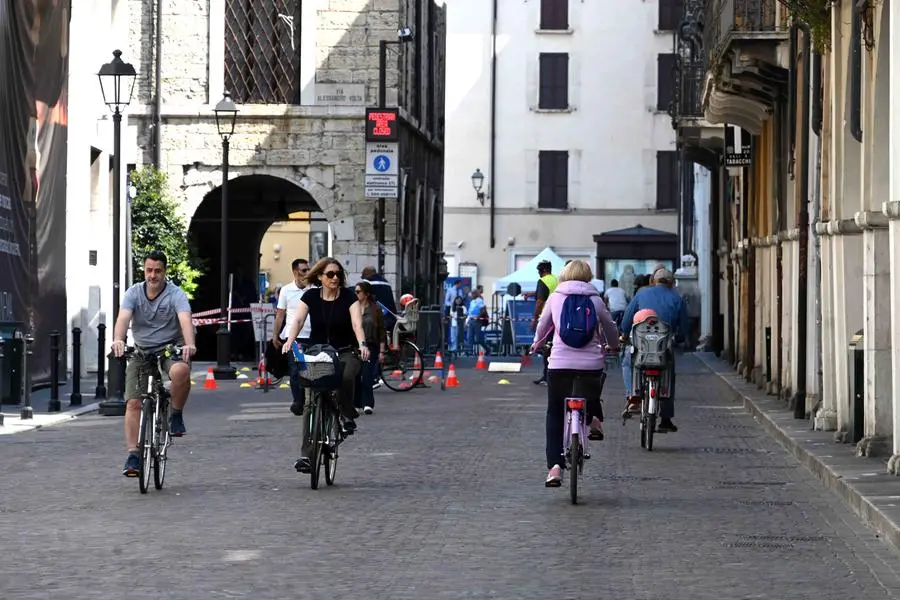«Blu in bici», il passaggio in piazza Vittoria