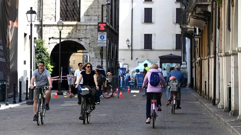 «Blu in bici», il passaggio in piazza Vittoria