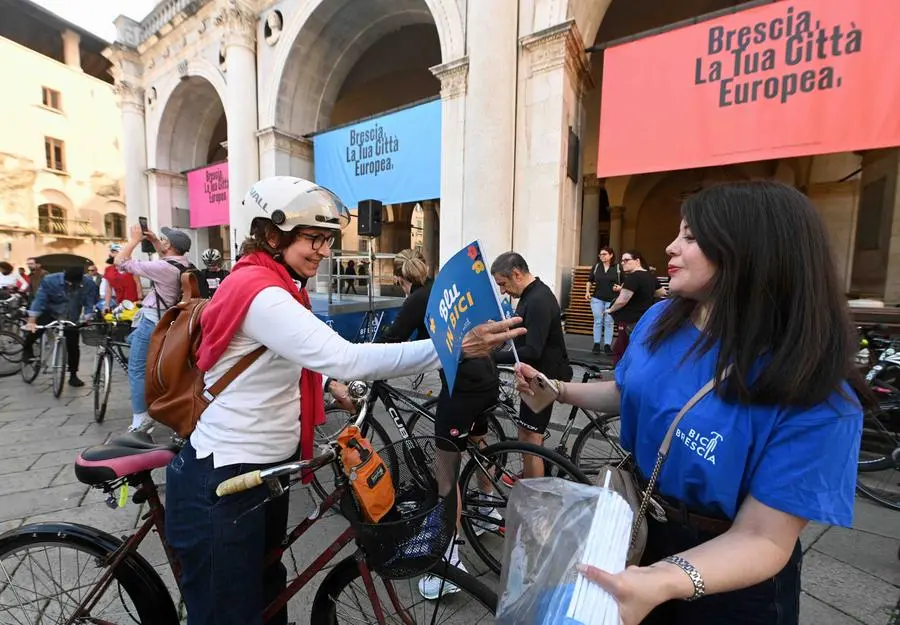 «Blu in bici», il passaggio in piazza Vittoria