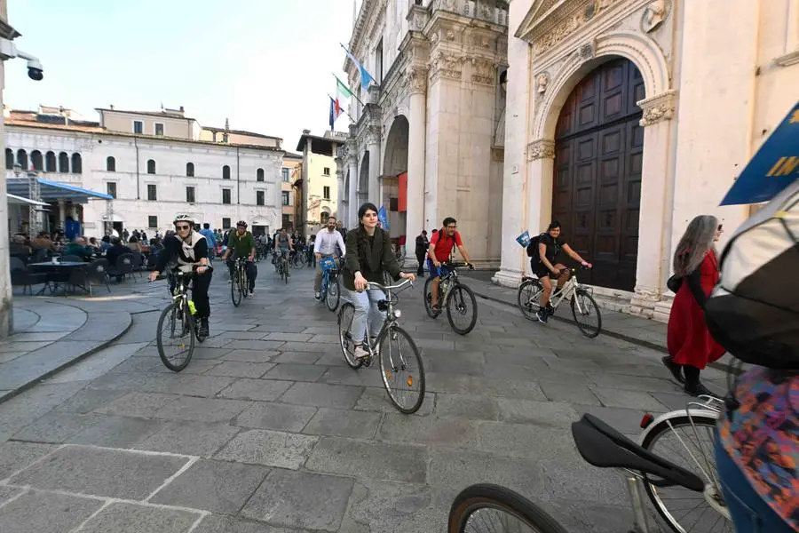 «Blu in bici», il passaggio in piazza Vittoria
