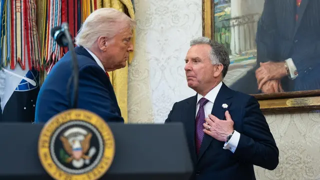 epa12078824 US President Donald Trump (L) congratulates U.S. Special Envoy to the Middle East Steve Witkoff (R) during Witkoff's swearing-in ceremony in the Oval Office of the White House in Washington, DC, USA, 06 May 2025. EPA/FRANCIS CHUNG / POOL