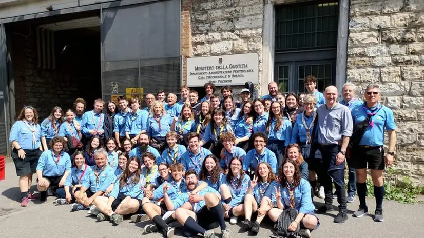 I 60 capi scout della zona di Brescia che hanno cucinato per chi vive e lavora a Canton Mombello © www.giornaledibrescia.it