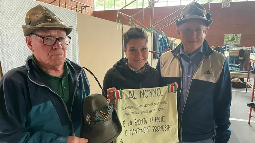 Caterina insieme agli alpini del gruppo di Roncadelle © www.giornaledibrescia.it