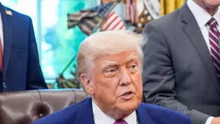 epa12087761 US President Donald Trump signs executive orders and speaks to reporters in the Oval Office of the White House in Washington, DC, USA, 09 May 2025. EPA/Yuri Gripas / POOL