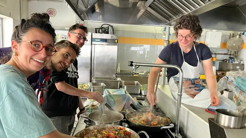 Alcuni capi scout durante la preparazione del pranzo © www.giornaledibrescia.it