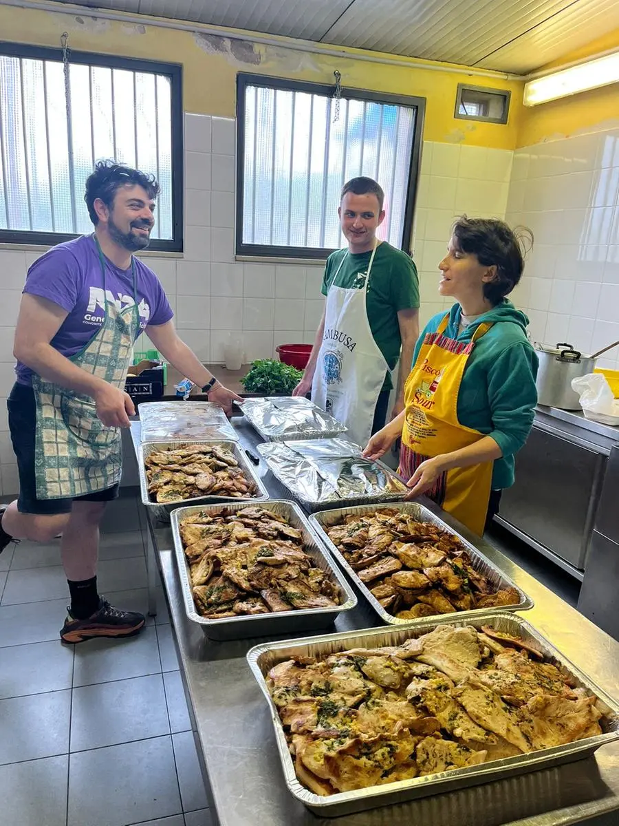 Alcuni capi scout impegnati nella preparazione del pranzo