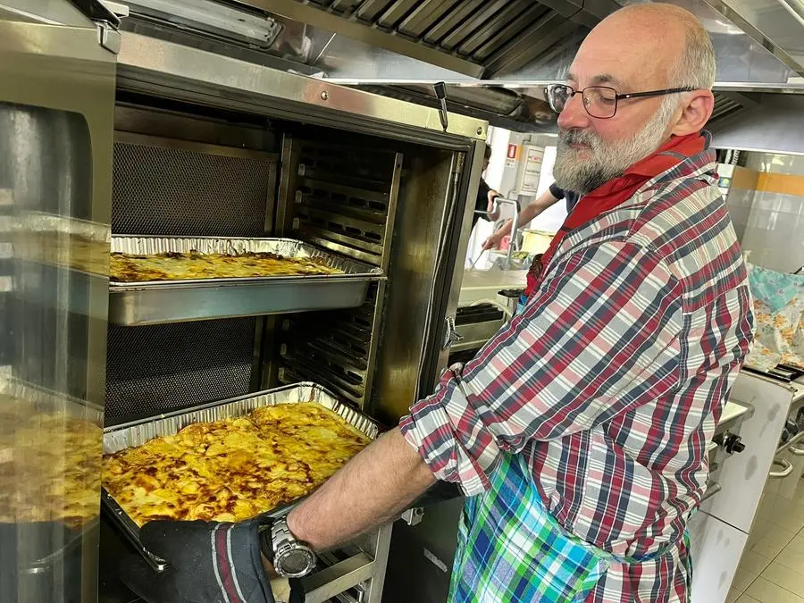 Alcuni capi scout impegnati nella preparazione del pranzo