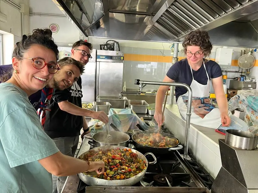 Alcuni capi scout impegnati nella preparazione del pranzo
