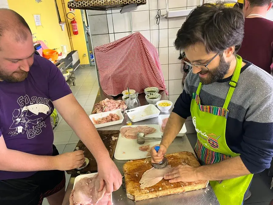 Alcuni capi scout impegnati nella preparazione del pranzo