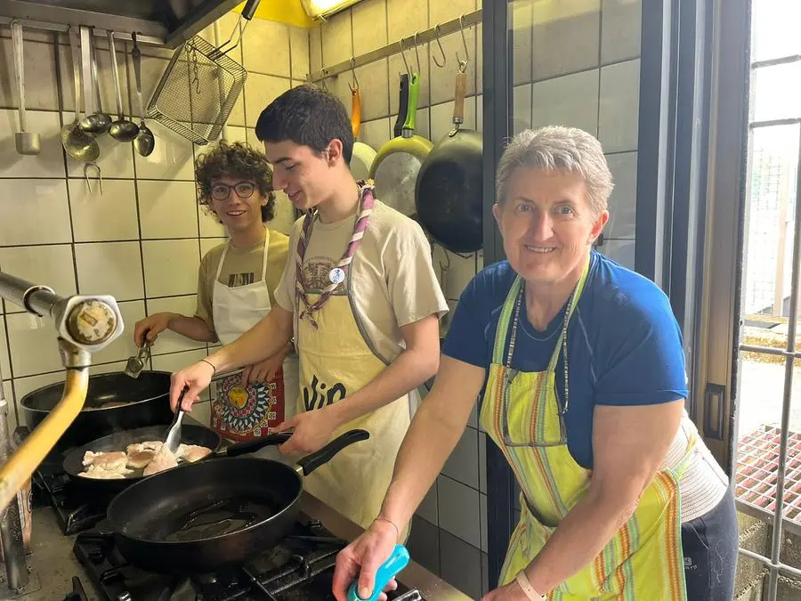 Alcuni capi scout impegnati nella preparazione del pranzo