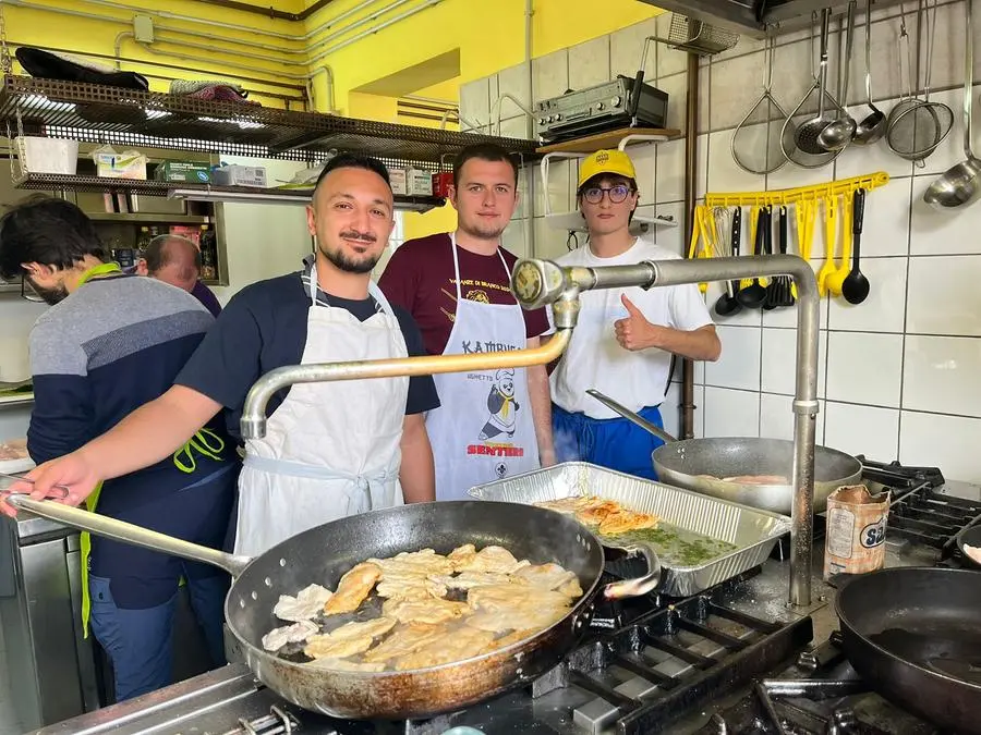Alcuni capi scout impegnati nella preparazione del pranzo