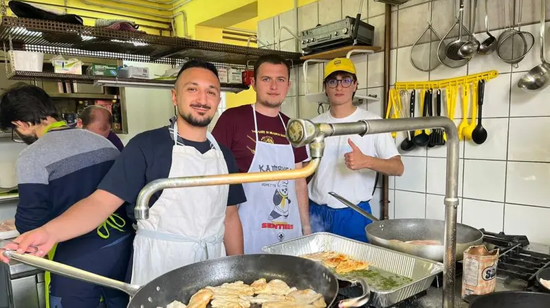 Alcuni capi scout impegnati nella preparazione del pranzo