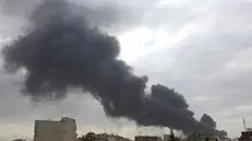 epa12077763 Smoke billows over buildings following Israeli airstrikes in Sana'a, Yemen, 06 May 2025. Israel has carried out a wave of airstrikes on Yemen's capital, Sana'a, a day after striking the port of Hodeidah in response to a Houthi missile that landed near Israel's Ben Gurion airport, Houthi-run Al-Masirah TV has reported. EPA/YAHYA ARHAB