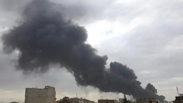 epa12077763 Smoke billows over buildings following Israeli airstrikes in Sana'a, Yemen, 06 May 2025. Israel has carried out a wave of airstrikes on Yemen's capital, Sana'a, a day after striking the port of Hodeidah in response to a Houthi missile that landed near Israel's Ben Gurion airport, Houthi-run Al-Masirah TV has reported. EPA/YAHYA ARHAB