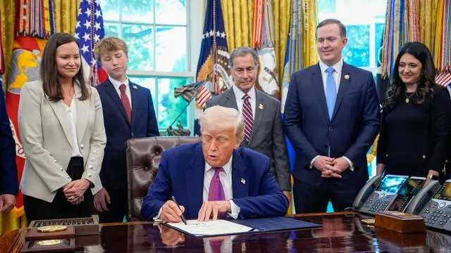 epa12087762 US President Donald Trump (C) signs executive orders and speaks to reporters in the Oval Office of the White House in Washington, DC, USA, 09 May 2025. EPA/Yuri Gripas / POOL