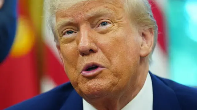 epa12084202 US President Donald Trump announces a trade agreement between the United States and the United Kingdom in the Oval Office of the White House in Washington, DC, USA, 08 May 2025. EPA/BONNIE CASH / POOL