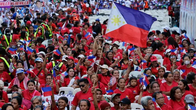 epa12086838 Supporters gather for a campaign rally of senatorial candidates under the political party Alyansa Para Sa Bagong Pilipinas (Alliance For A New Philippines) of President Ferdinand Marcos Jr. (not pictured) in Mandaluyong City, Metro Manila, Philippines, 09 May 2025. Candidates are wrapping up a 90-day campaign period leading up to the 12 May national and local mid-term elections, with approximately 18,000 government positions expected to be filled, ranging from senators to local village officers. EPA/ROLEX DELA PENA