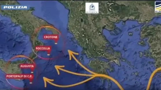 La Polizia di Stato ha smantellato un'organizzazione criminale che gestiva l'immigrazione clandestina tra la Turchia e l'Italia. Quindici persone - tutti egiziani - sono state arrestate tra le province di Cosenza, Catania e Catanzaro, oltre che in Albania, Germania, Oman e Turchia con l'accusa di associazione per delinquere finalizzata al traffico di migranti e di favoreggiamento dell'immigrazione clandestina, aggravata dalla circostanza di operare in ambito internazionale. L'operazione 'El Rais' è frutto di un'indagine coordinata dalla Direzione distrettuale antimafia di Catania e condotta dal Servizio centrale operativo e dalla Squadra mobile di Siracusa, in sinergia con l'agenzia Europol, Eurojust, il Servizio per la cooperazione internazionale di polizia e l'unità Human trafficking and smuggling of migrants di Interpol. I dettagli dell'operazione verranno illustrati nel corso di una conferenza stampa che si terrà alle ore 10:30 presso gli uffici della Procura distrettuale di Catania. ANSA/POLIZIA ANSA PROVIDES ACCESS TO THIS HANDOUT PHOTO TO BE USED SOLELY TO ILLUSTRATE NEWS REPORTING OR COMMENTARY ON THE FACTS OR EVENTS DEPICTED IN THIS IMAGE; NO ARCHIVING; NO LICENSING +++ NPK