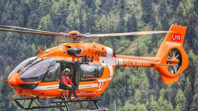 Bolzano - Interventi dell'elicottero di soccorso pelikan 1 della croce bianca in montagna.