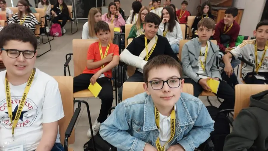 Gli alunni della prima e seconda A e B della scuola Chizzolini a Sarezzo