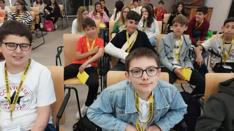 Gli alunni della prima e seconda A e B della scuola Chizzolini a Sarezzo