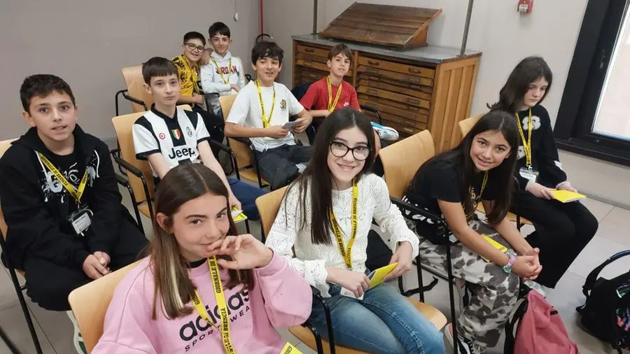 Gli alunni della prima e seconda A e B della scuola Chizzolini a Sarezzo