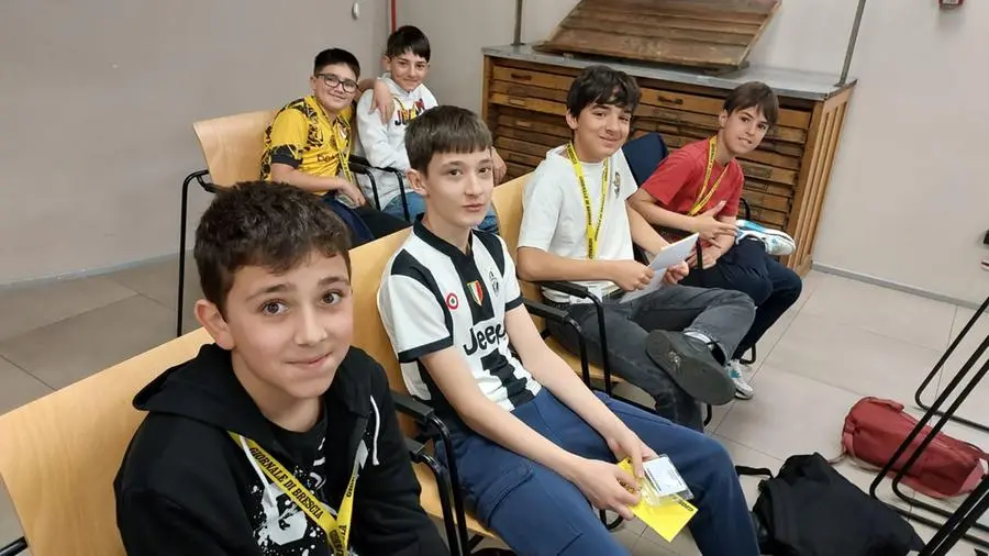 Gli alunni della prima e seconda A e B della scuola Chizzolini a Sarezzo