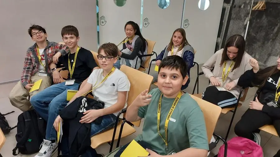 Gli alunni della prima e seconda A e B della scuola Chizzolini a Sarezzo
