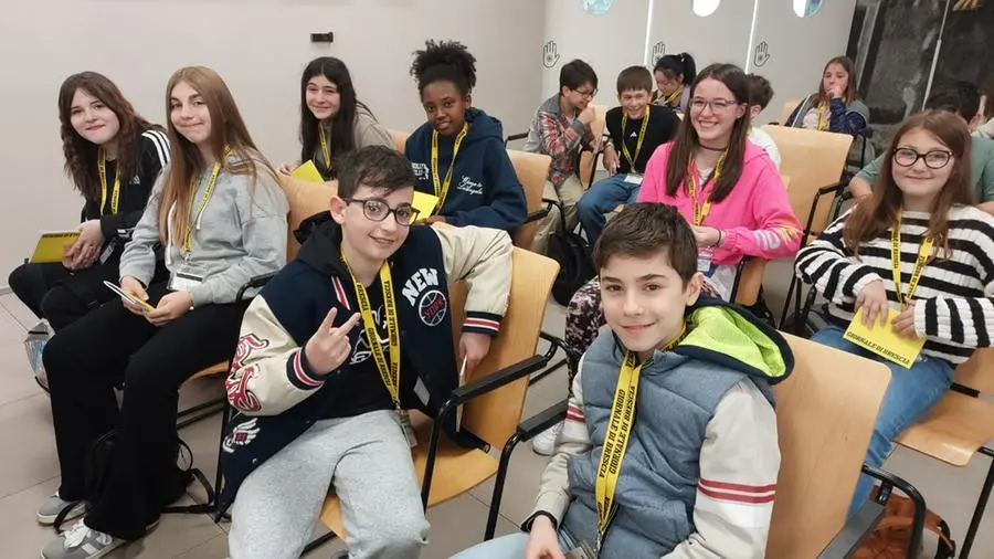 Gli alunni della prima e seconda A e B della scuola Chizzolini a Sarezzo