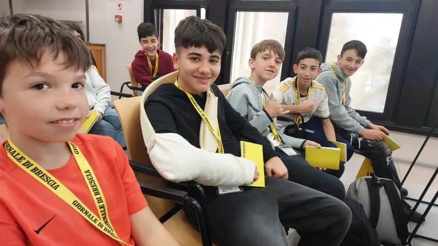 Gli alunni della prima e seconda A e B della scuola Chizzolini a Sarezzo