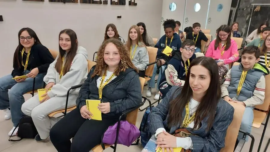 Gli alunni della prima e seconda A e B della scuola Chizzolini a Sarezzo