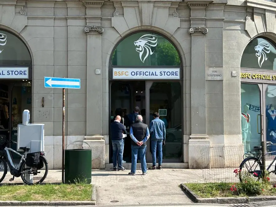 Al Brescia Store tifosi in coda per i biglietti