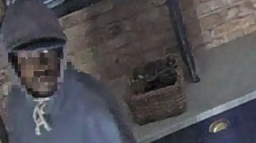 Il ladro seriale delle spaccate ripreso dalle telecamere